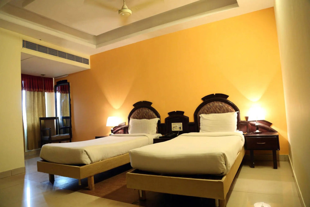 Hotel Hollyhock