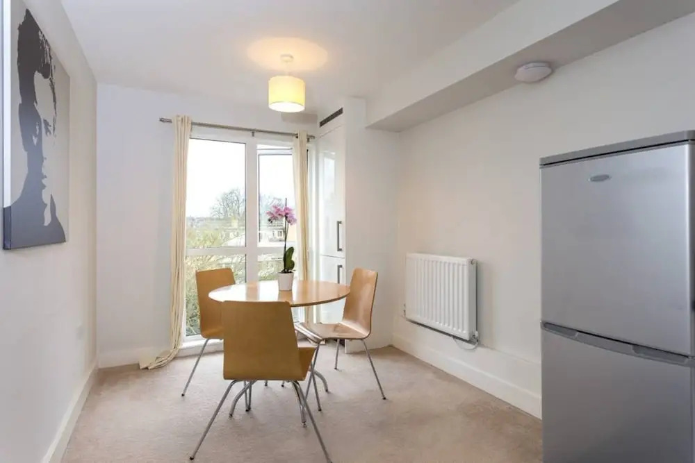 3 Bedroom Apartment Sleeps 6 in Clapham South