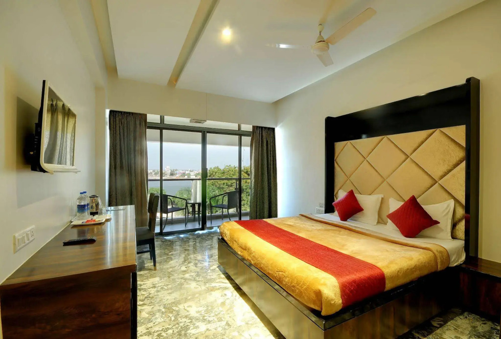 Hotel Apaar with Sea Face Garden Restaurant