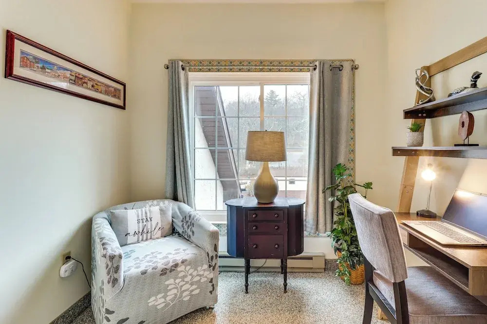 Game Room & Bbq: Waterfront Lake Harmony Condo!