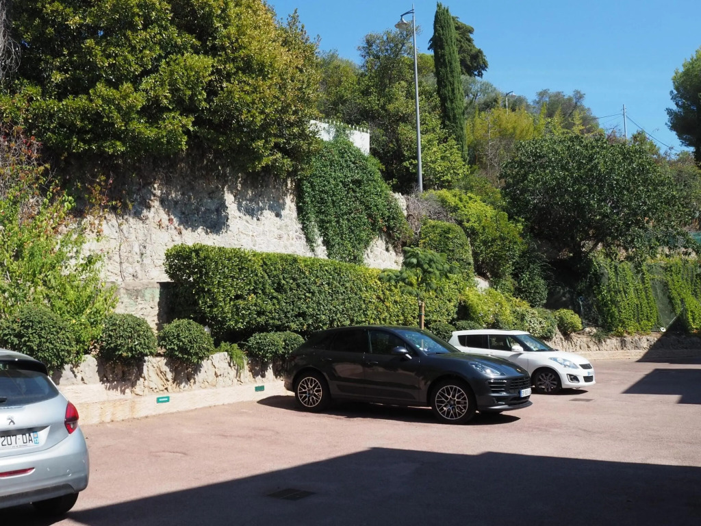 Vacation apartment with large private terrace and community pool, Cannes