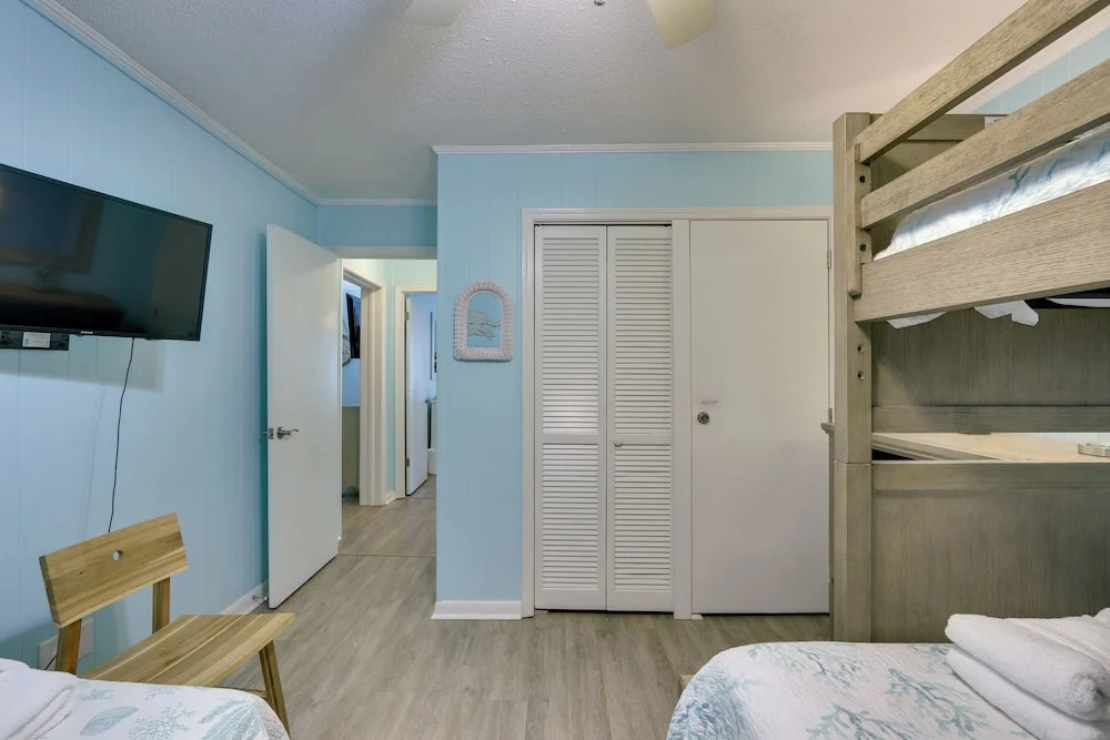 Steps to Beach, Coligny Plaza: Hilton Head Condo!