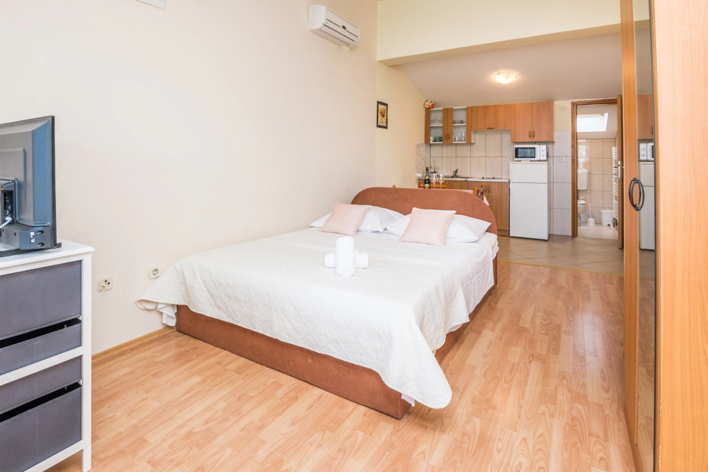 Beachfront Apartment Mira 1