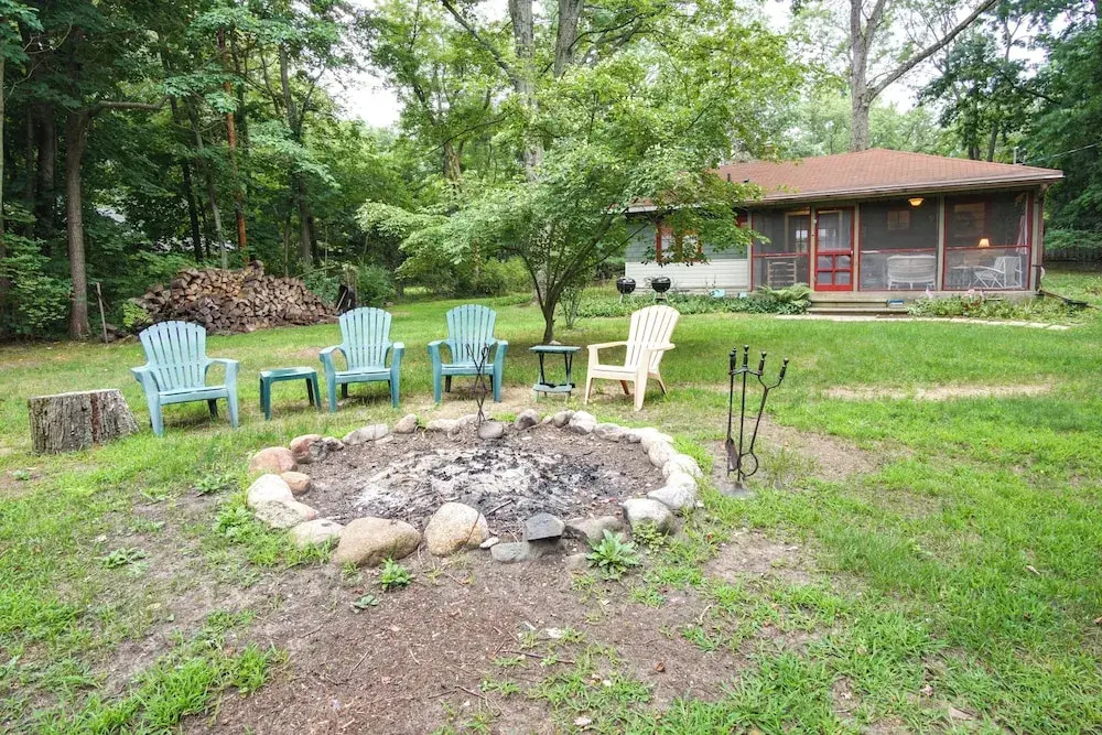 Harbert Cottage w/ Fire Pit: Half Mile to Beach!