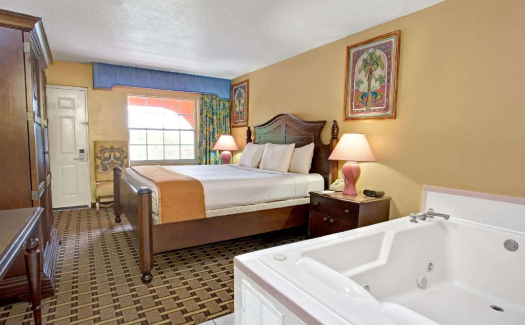 Howard Johnson Express Inn And Suites Lakes Front