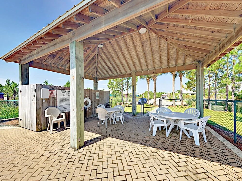 Updated Beach W/ Pools - Walk To Waves! 3 Bedroom Cabin