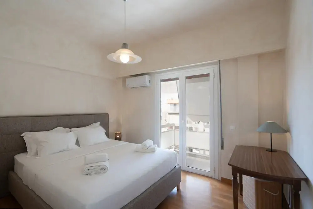 LIV - Artistic Rooftop Apartment in Pagrati