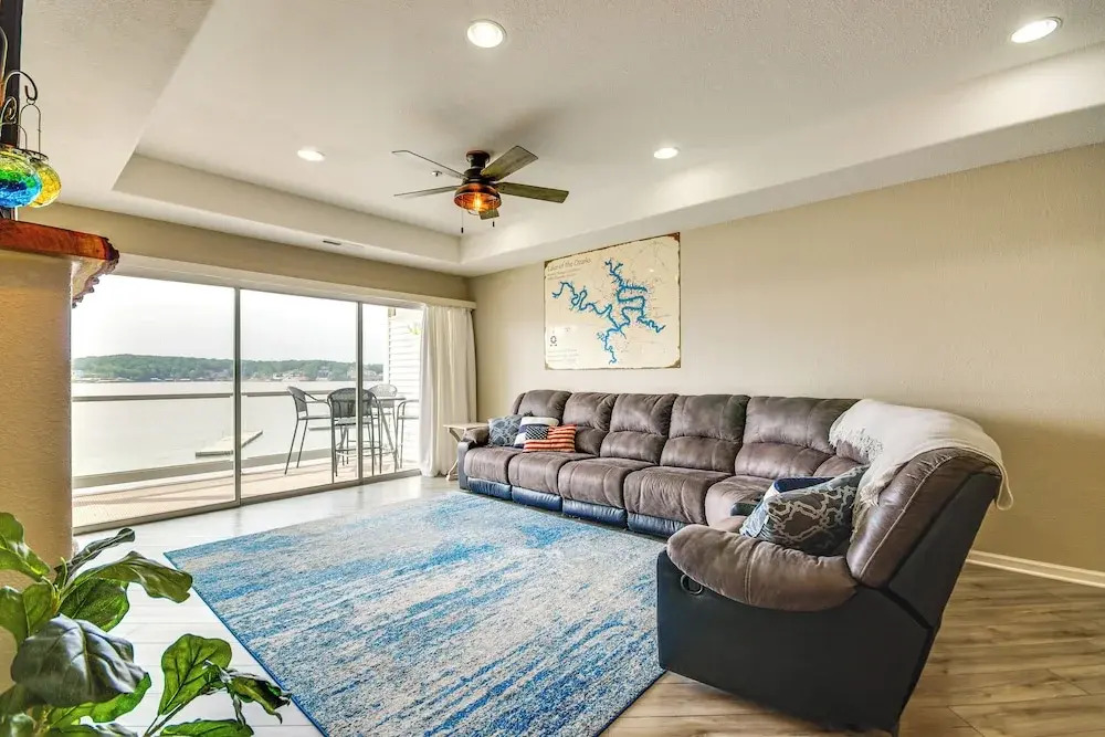 Community Perks! Waterfront Lake Ozark Escape