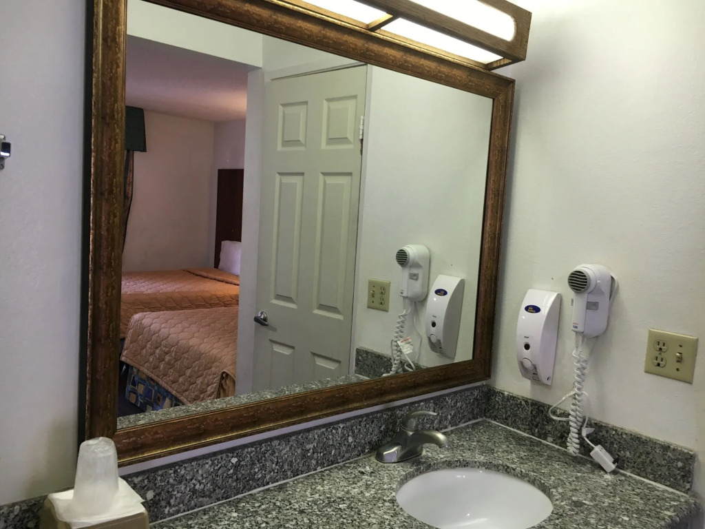 Riverside Inn & Suites