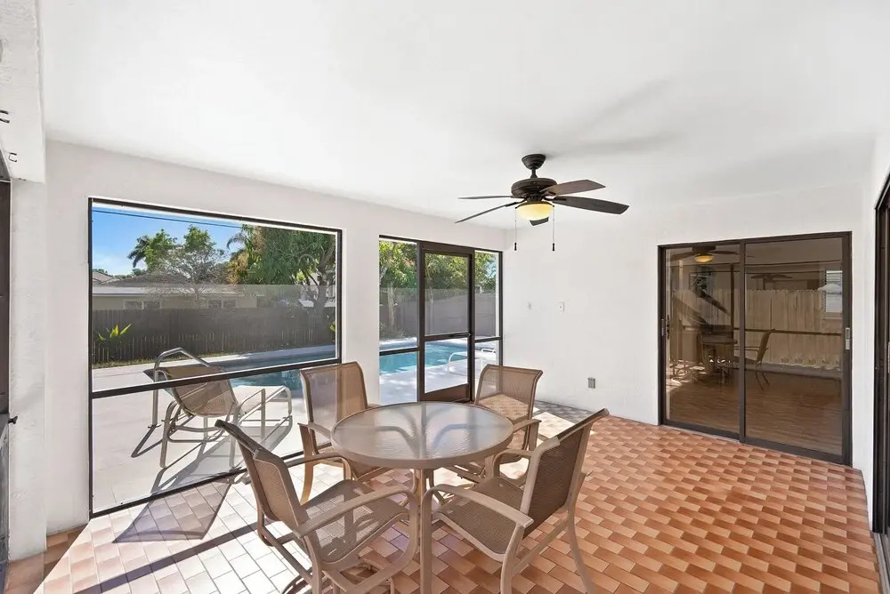 Avanti Vacation Rental, Relaxing 3-BR Retreat with Private Pool Minutes from Vanderbilt Beach and Delnor-Wiggins State Park. Enjoy Southern Exposure, BBQ Area, and Pet-Friendly Comfort