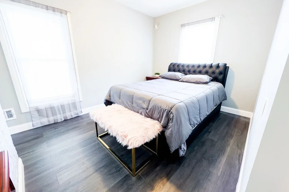 Group Friendly 6BR Near Aquarium & Niagara Falls