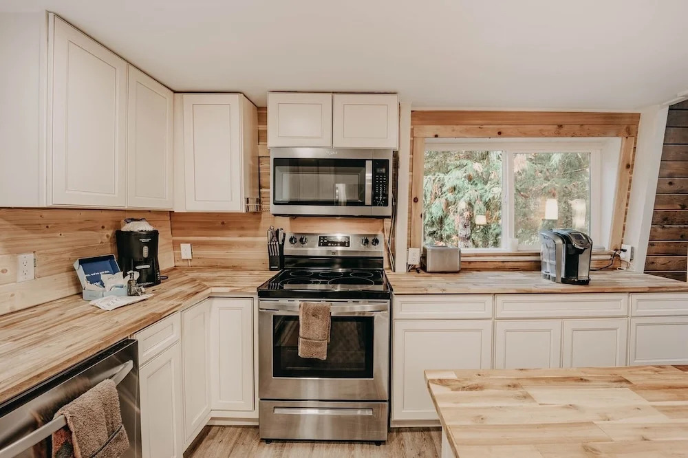 78mbr - Wood Stove - Wifi - Pets Ok - Bbq - Sleeps 6 1 Bedroom Home by RedAwning