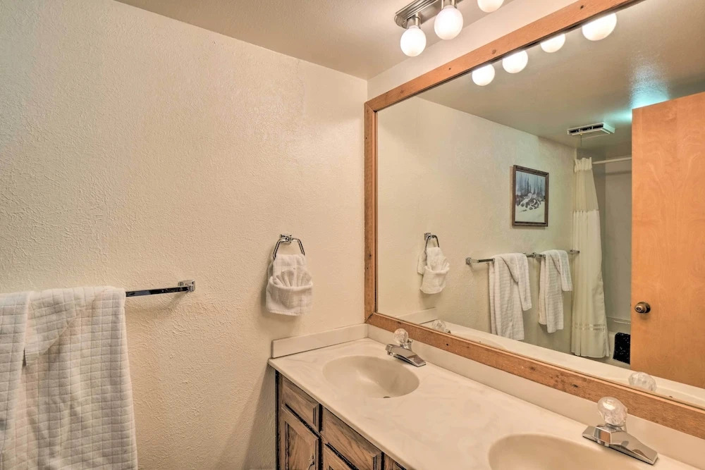 7 Mi to Keystone Resort: Condo w/ Hot Tub & Pool