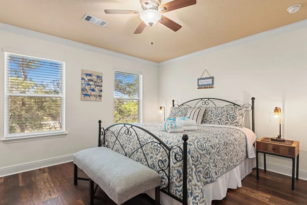 The Winking Turtle Your Shell-tered Beach Escape! Sleeps 10