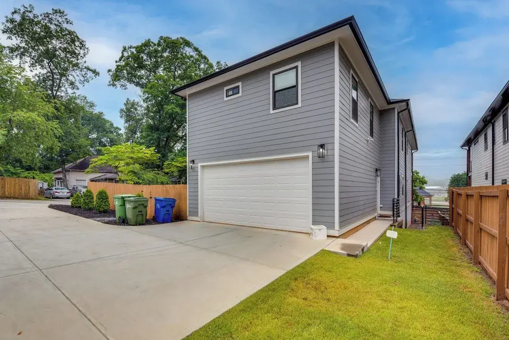 Couples Getaway Near Dtwn ATL & Mercedes-benz!
