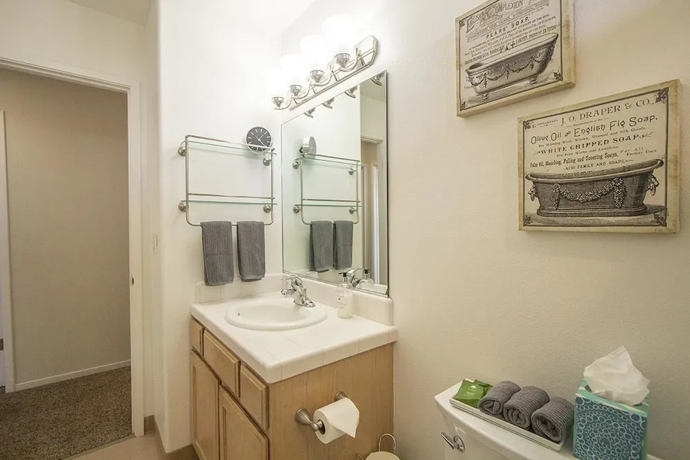 Beautiful 2 Bedroom Detached Apartment, Walk to Downtown Monterey and Fishermans Wharf