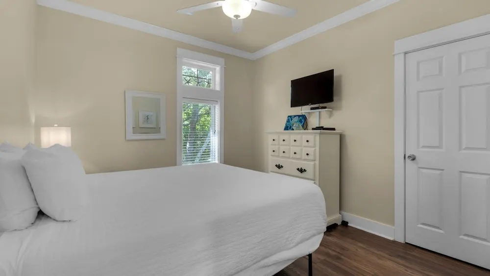Bright & Beachy, 6 Minutes to the Gulf, 2 Pools, Tennis