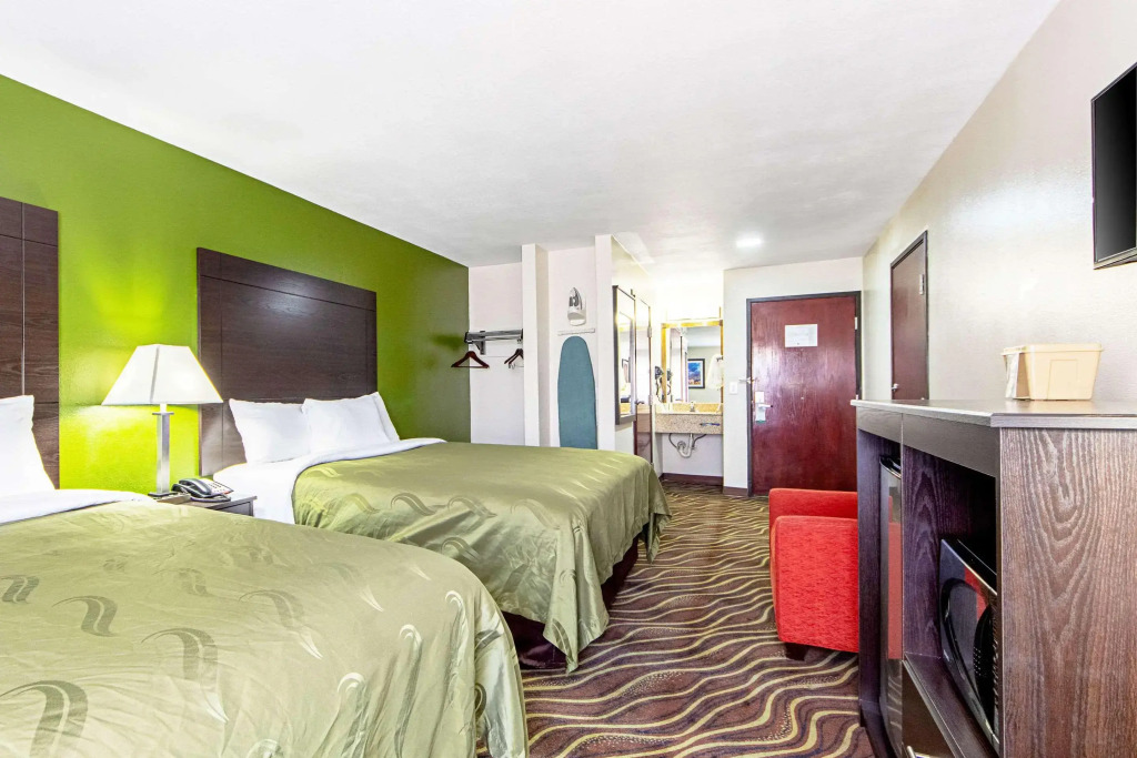 Econo Lodge Inn & Suites