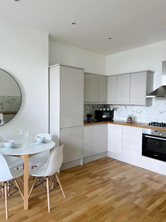 Modern and light 2 bed flat in SW2