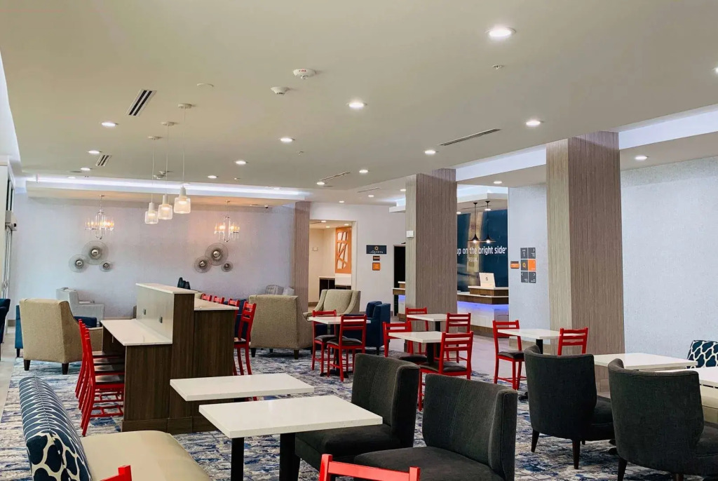 La Quinta Inn & Suites by Wyndham-Red Oak TX IH-35E