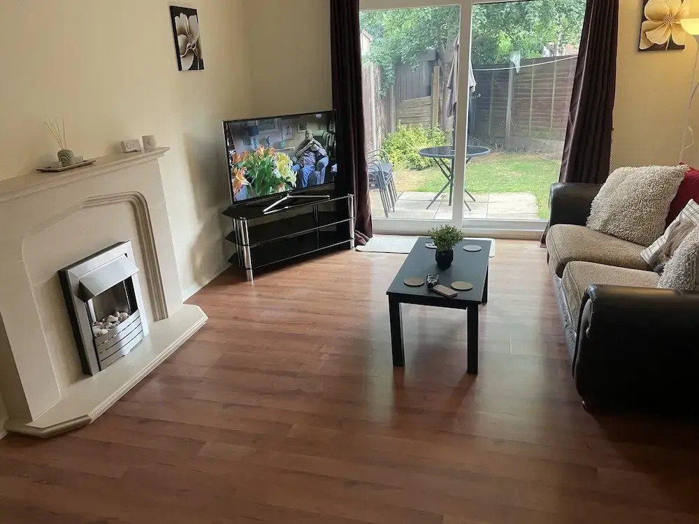 3-bed House in Stoke-on-trent Free Sky Free Wifi