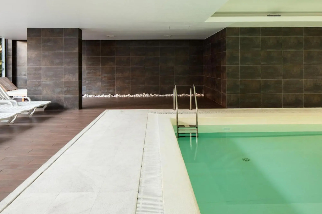 Skyscraper Riverview Lisbon with Indoor Pool