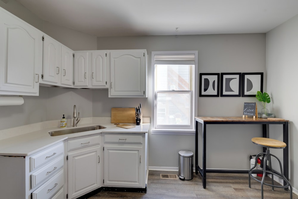 2 Mi to Downtown Minneapolis! Convenient Apt