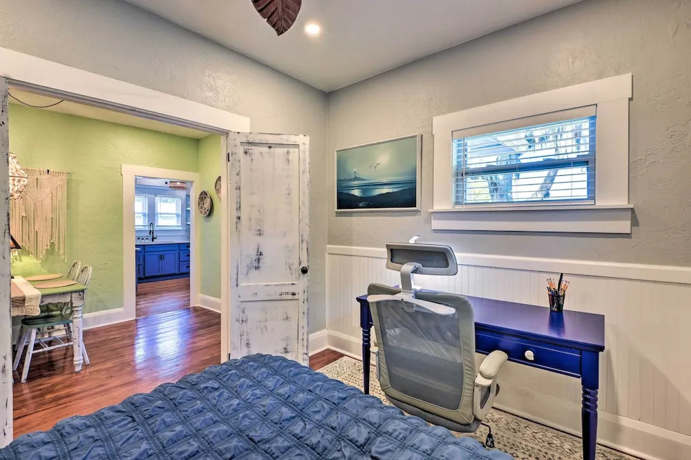 Bright Bradenton Retreat: 1 Mi to Downtown!