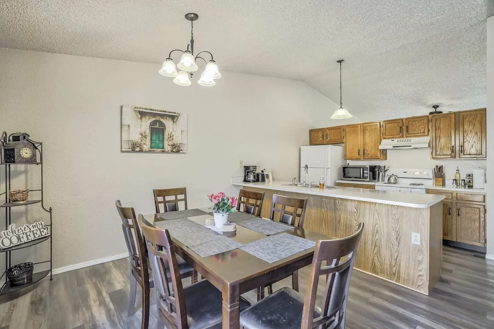 3bddog-friendlynear Shopping & Restaurants