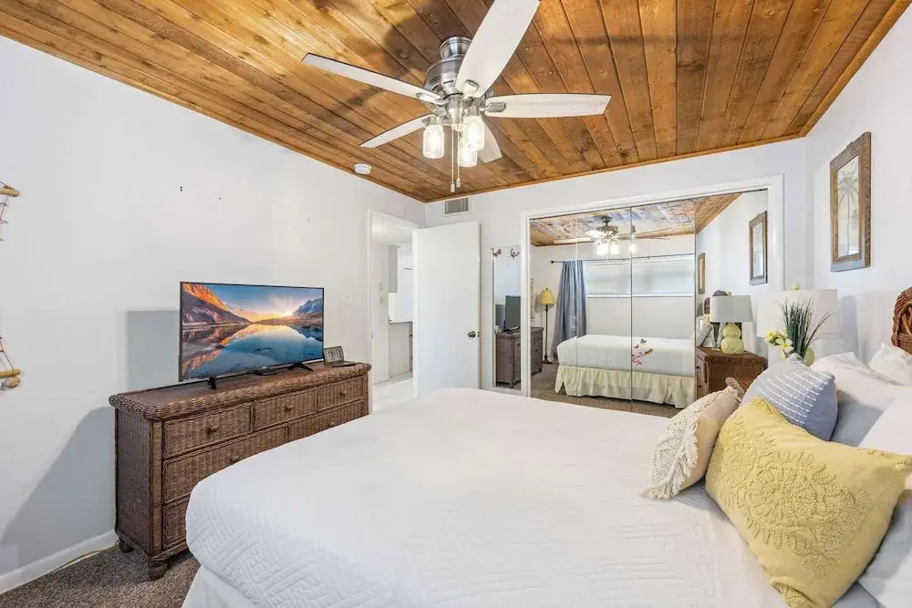 The Diplomat- 2 Bed Condo-3 Minute Walk to Beach!