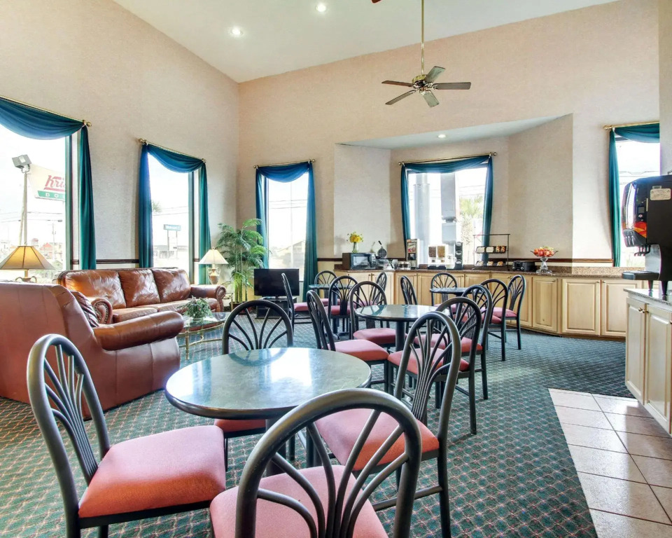 Econo Lodge Inn & Suites Gulfport Airport
