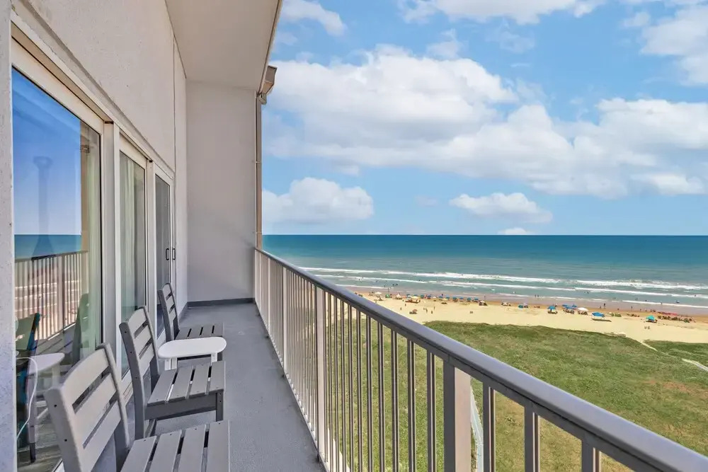 Aquarius Penthouse #2, Dahktari 4 Bedroom Condo by RedAwning