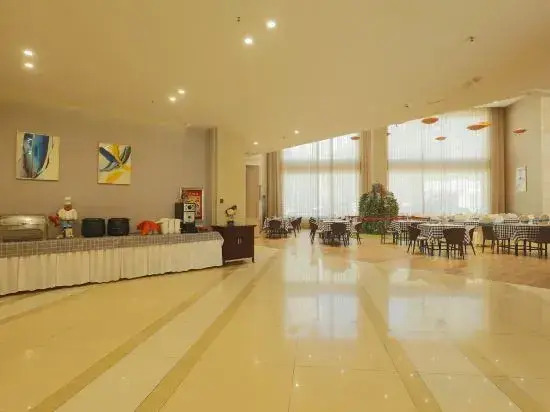 Yining Yili Huacheng Grand Hotel (People's Square)