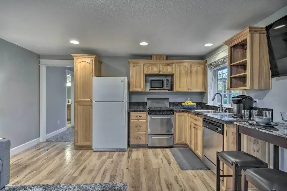 Chic Battle Ground Apartment ~ 18 Mi to Vancouver!