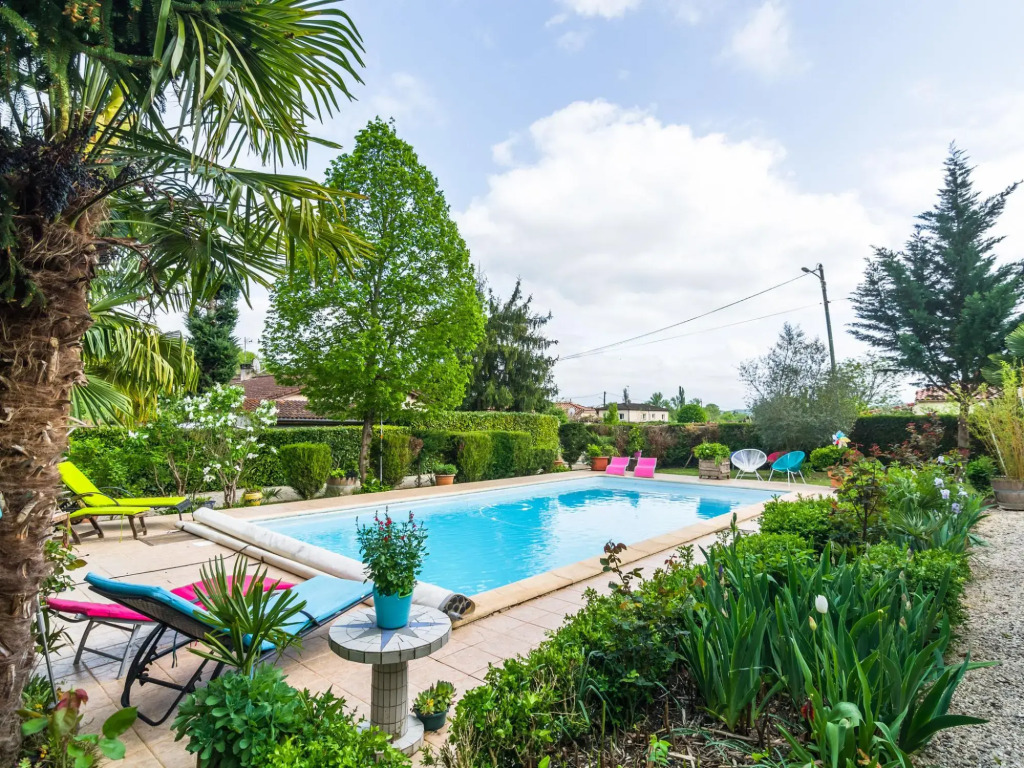 Comfy Holiday Home In Espère With Private Pool