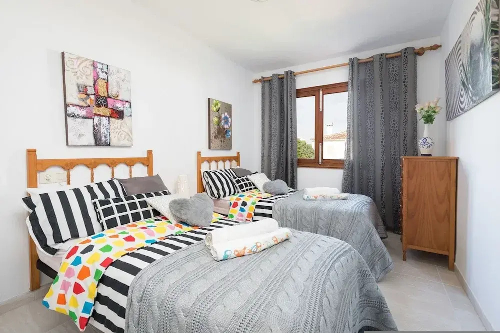 Ropit in Alc dia With 2 Bedrooms and 1 Bathrooms