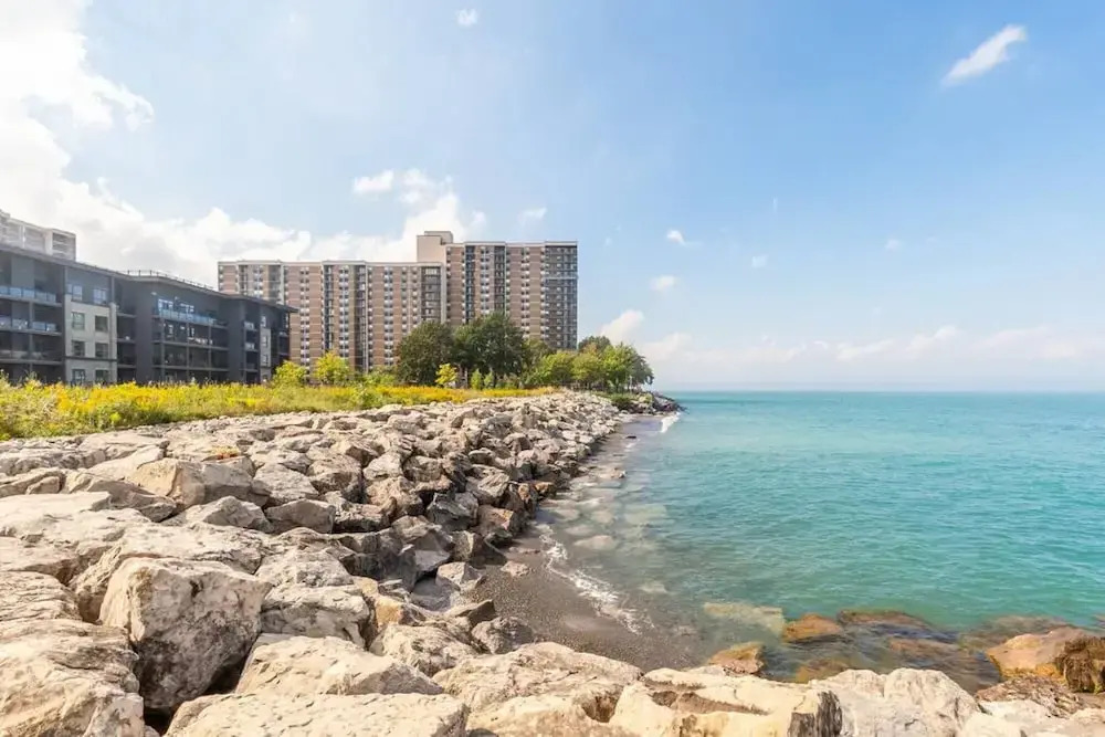 Lakeshore 3BR 2 5BA Townhome 1 min to the Beach