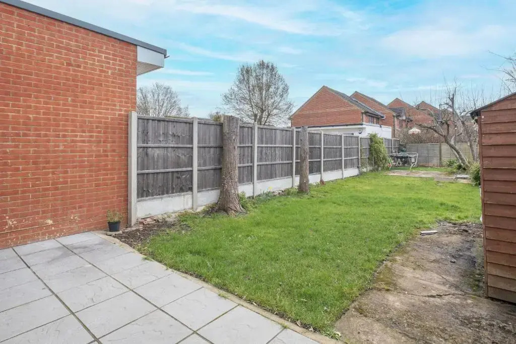 Harrow Hse 3 Bedrooms 2 Bathrooms Off Road Parking