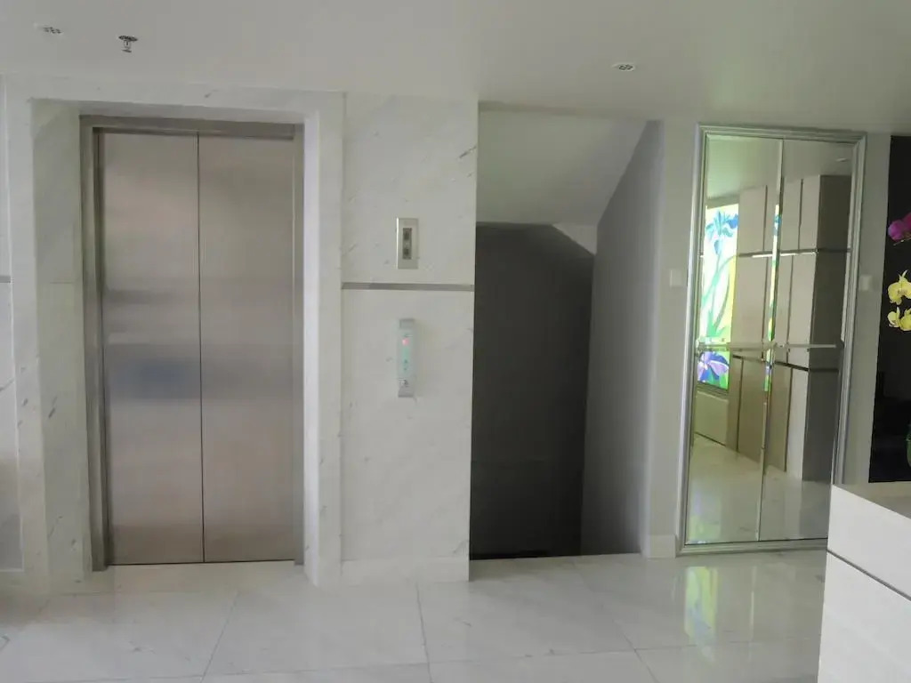 Iris Hotel