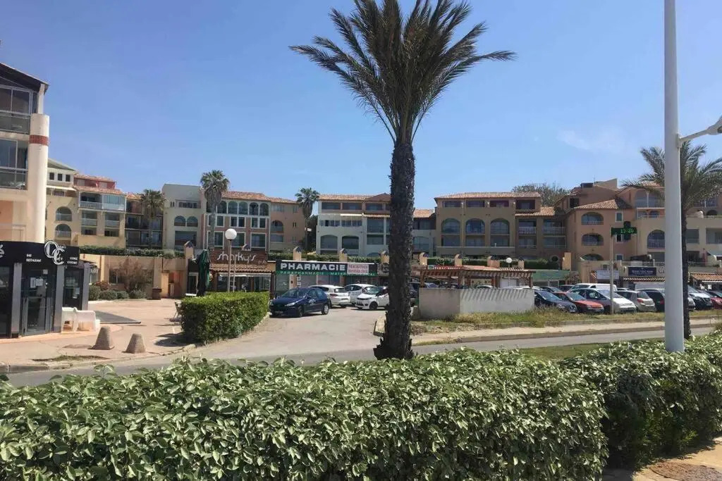 Appartement T2 avec piscine a 100 m de la plage