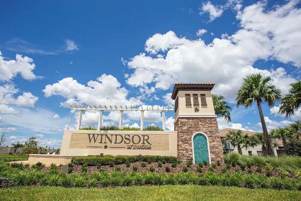 Splendid 5 Bd w Screened Pateo Pool Windsor Westside 8921