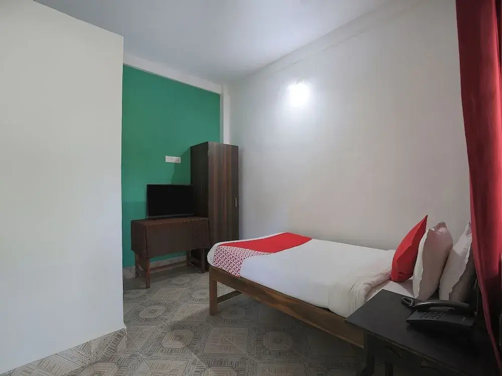 OYO 7476 Braganza Guest House