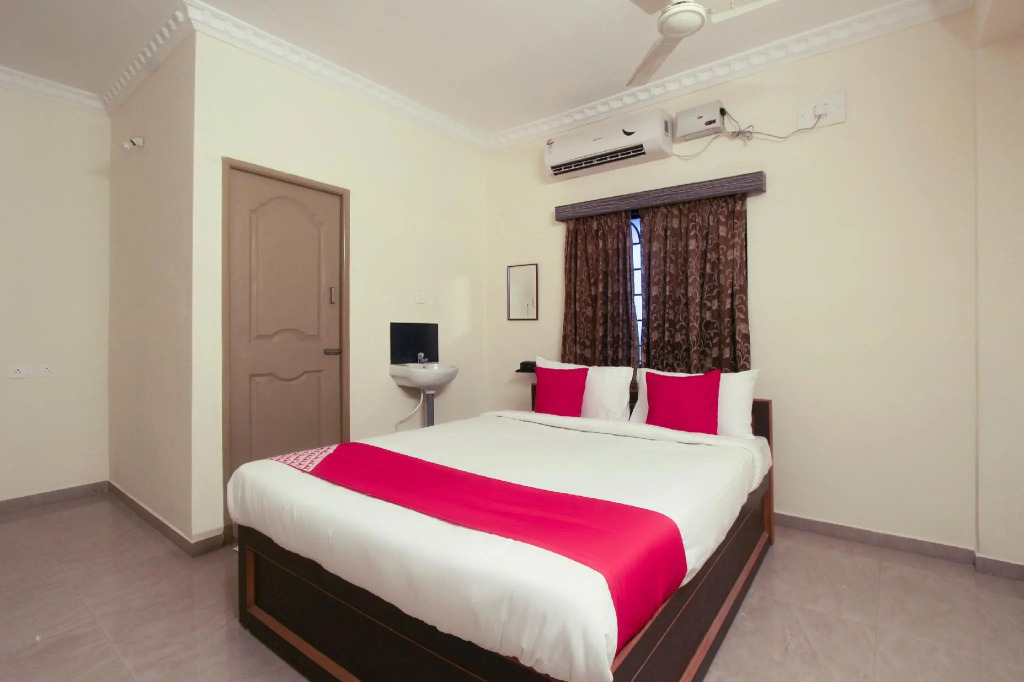 OYO Flagship 76906 Damodar Inn