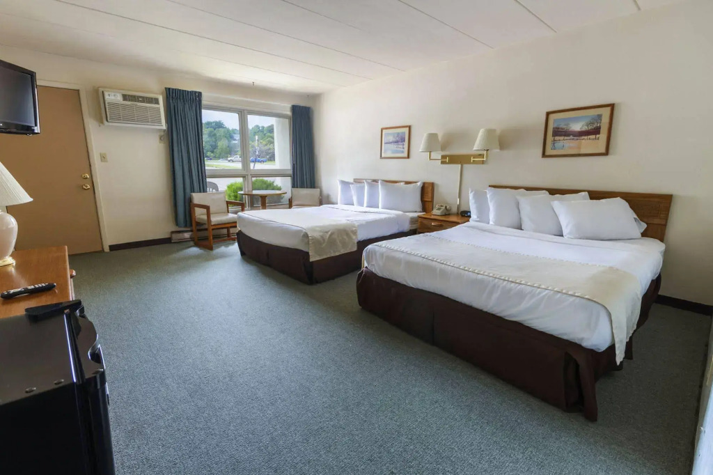 Terrace Bay Hotel - Lakefront