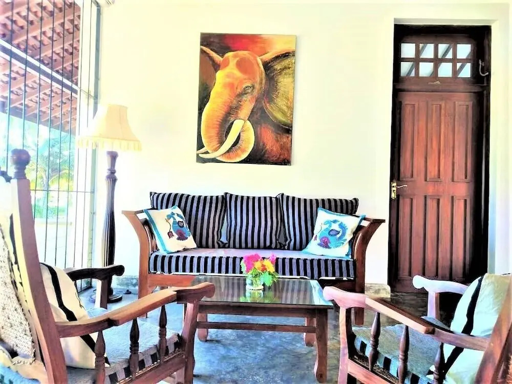 Ardeen Villa - superb 3 bedroom beachfront BB for 6, in Ranna- Tangalle- pick up, serviced, taxes included