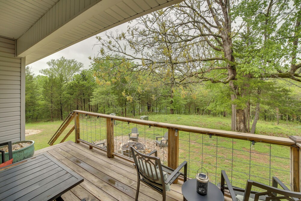 Table Rock Lake Retreat: Walk to Shore!