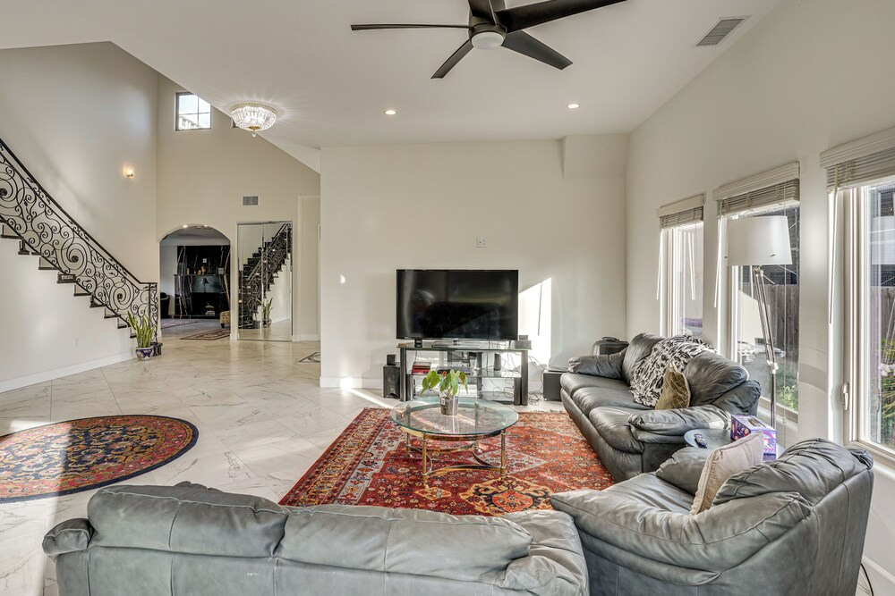 4 Mi to Dtwn Long Beach: Private Poolside Oasis!