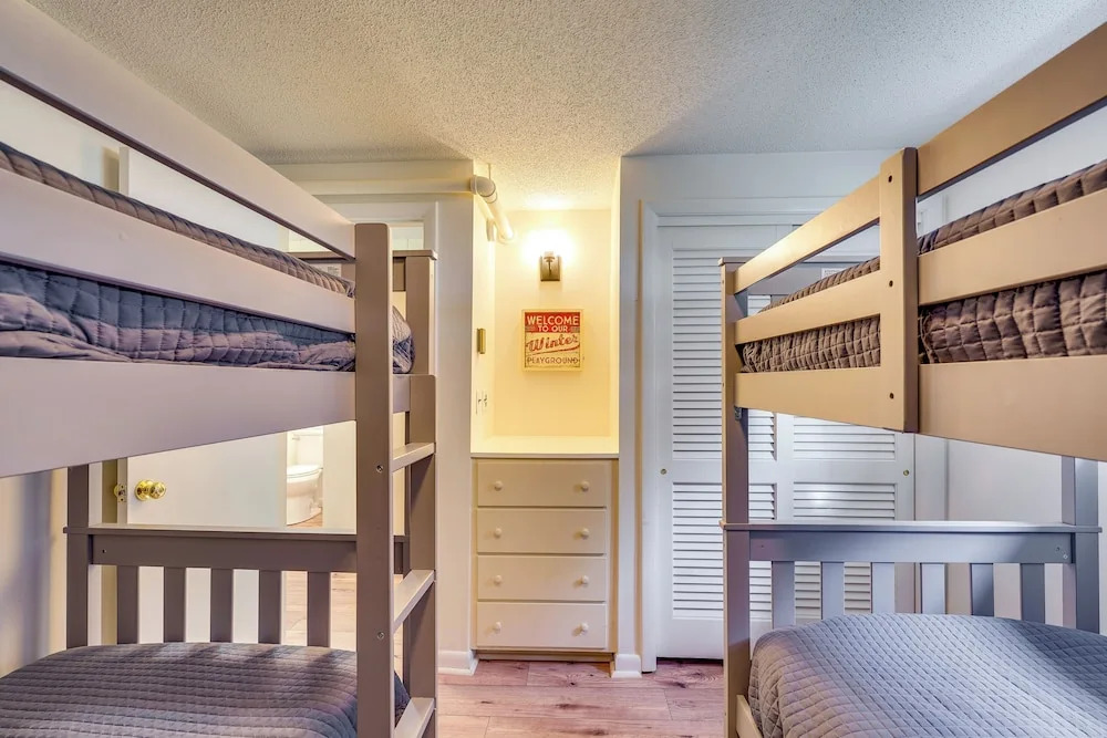 Ski-in/ski-out Bromley Mtn Condo: Wood Fireplace!