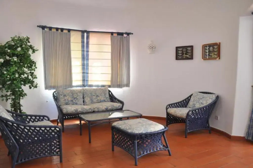 Residential Area, Private Pool, On-site Parking, Free AC & Wi-fi