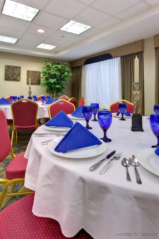 Holiday Inn Hotel & Suites Warren by IHG